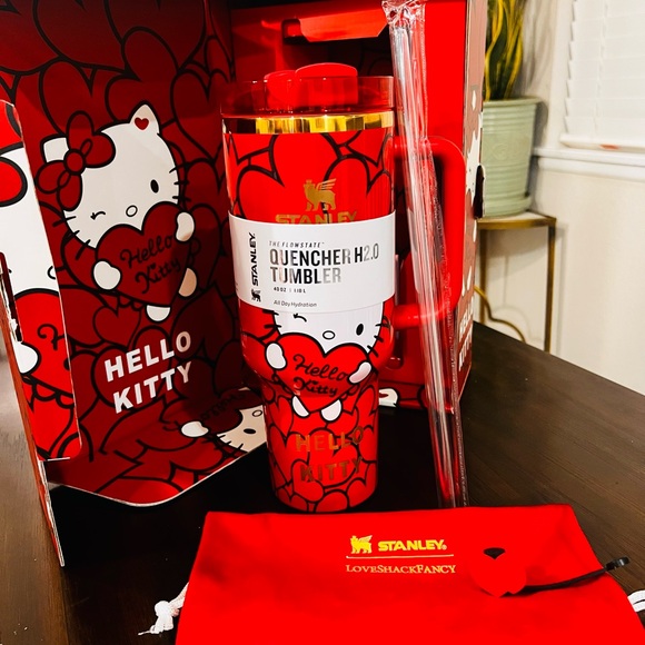 Quencher H2.0 Tumbler 40oz Hello Kitty red design - Picture 3 of 5